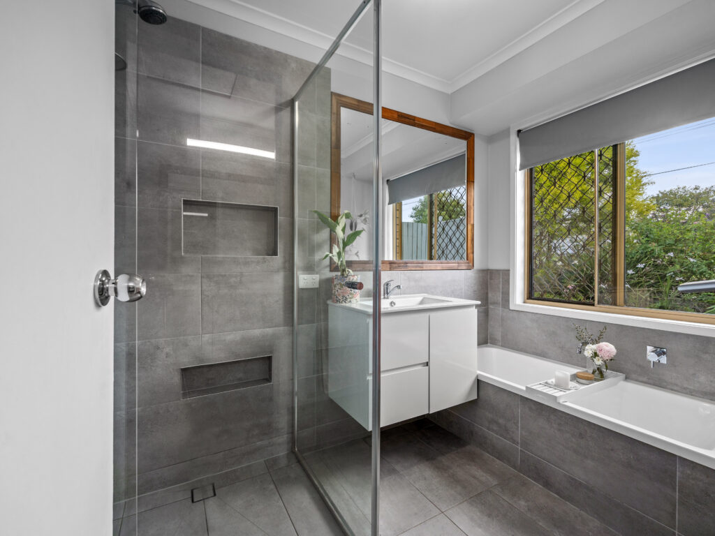 2 Murrumba Court, Flinders View, QLD 4305