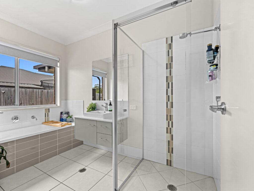33 Tamatea Drive, Bellbird Park, QLD 4300