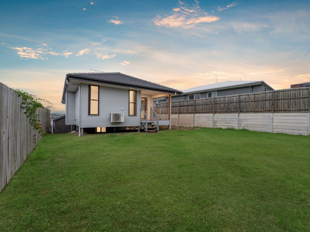 8 Haddington Place, Spring Mountain, QLD 4300