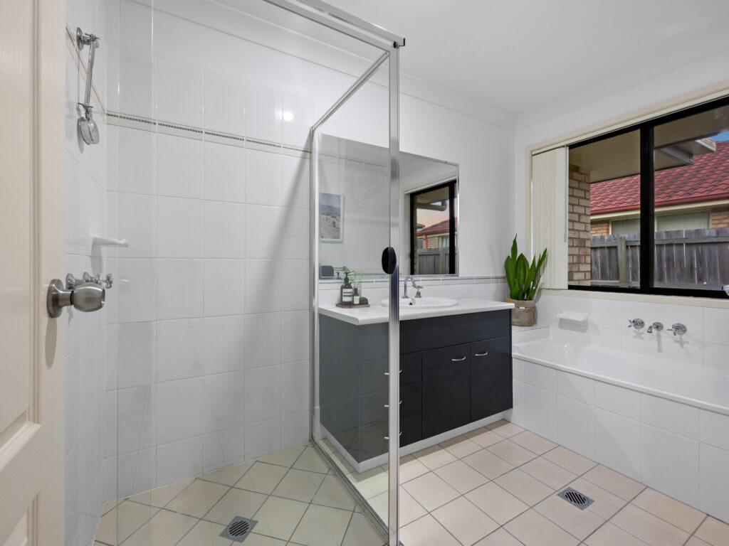 1 Brittany Crescent, Raceview, QLD 4305