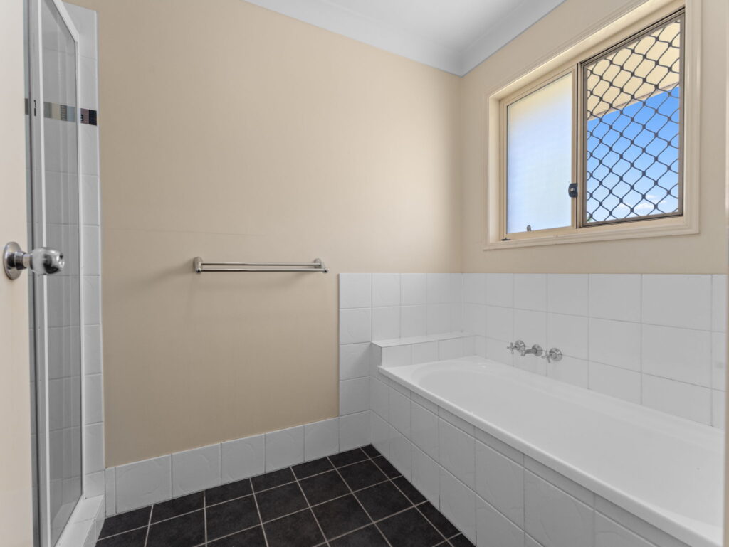 19 Willow Close, Raceview, QLD 4305