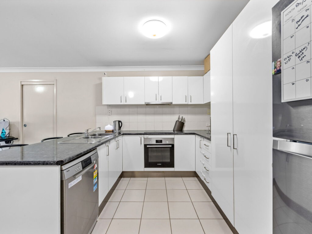 3 Jonathon Court, Flinders View, QLD 4305