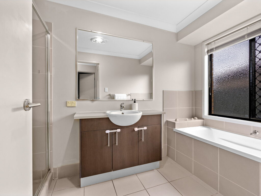 3 Jonathon Court, Flinders View, QLD 4305