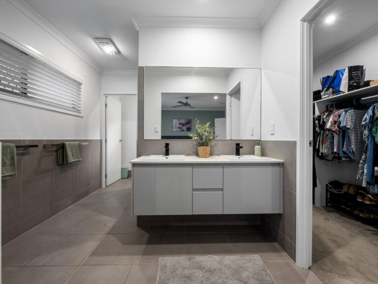 18 Jollytail Avenue, New Beith, QLD 4124