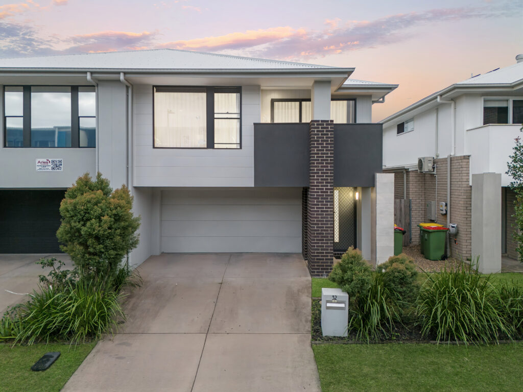 32 Dubai Circuit, Spring Mountain, QLD 4300