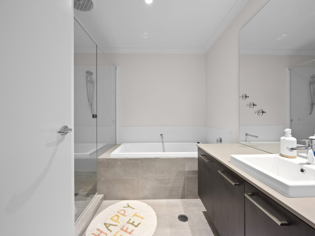 32 Dubai Circuit, Spring Mountain, QLD 4300