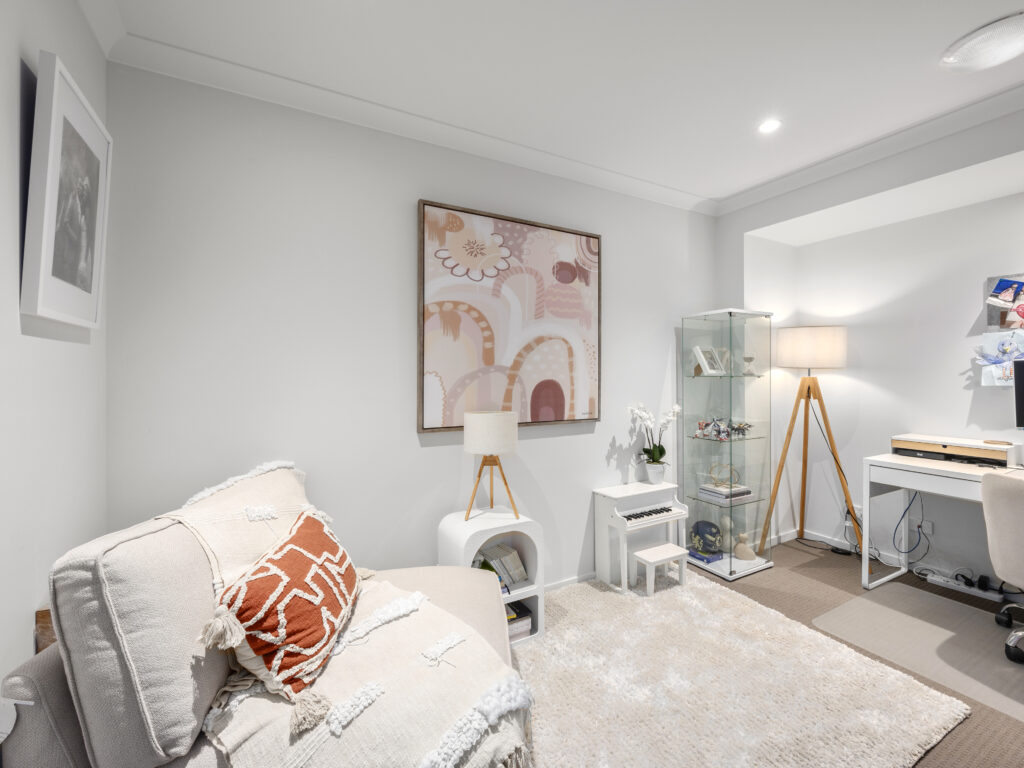 32 Dubai Circuit, Spring Mountain, QLD 4300