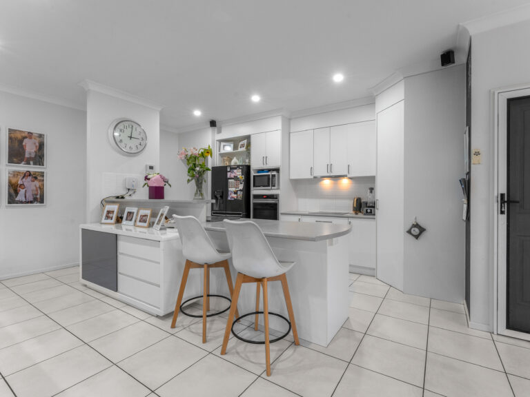 32 Eric Drive, Blackstone, QLD 4304