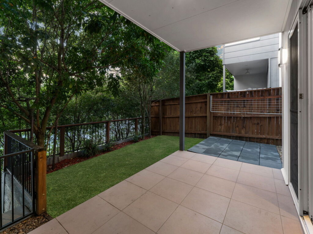 2/2 Lakes Entrance Drive, Springfield Lakes, QLD 4300