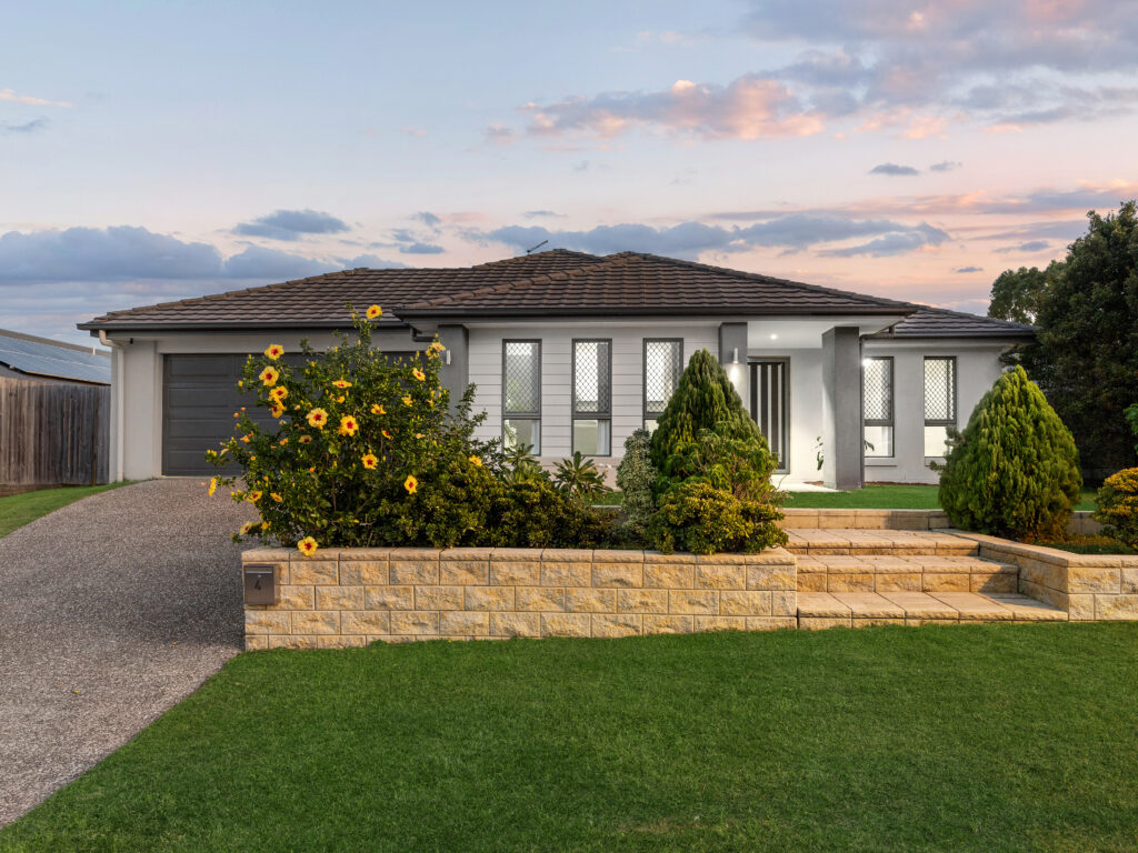 4 Highland Drive, Regents Park, QLD 4118