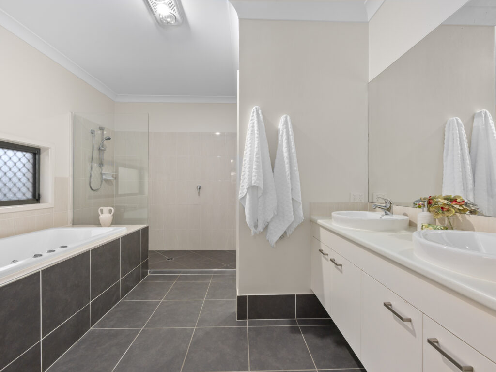 4 Highland Drive, Regents Park, QLD 4118