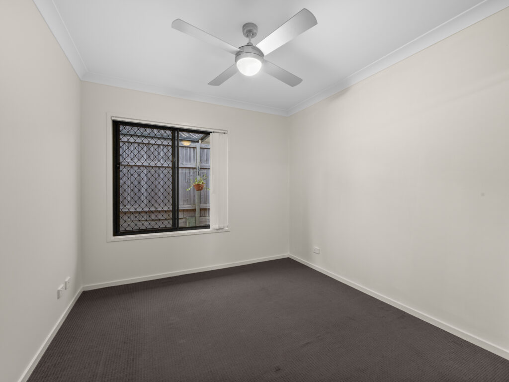 4 Highland Drive, Regents Park, QLD 4118