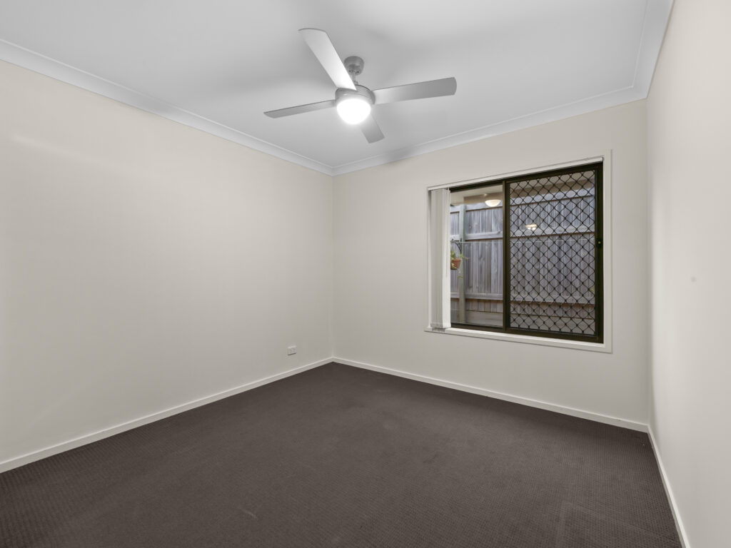 4 Highland Drive, Regents Park, QLD 4118