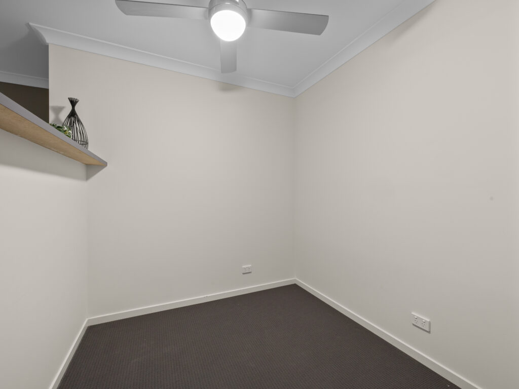 4 Highland Drive, Regents Park, QLD 4118