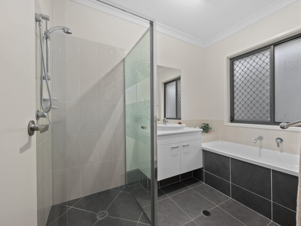 4 Highland Drive, Regents Park, QLD 4118