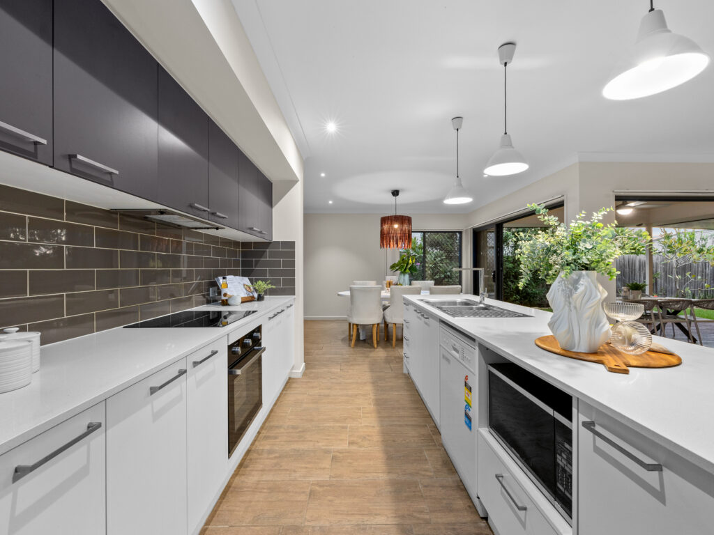 4 Highland Drive, Regents Park, QLD 4118