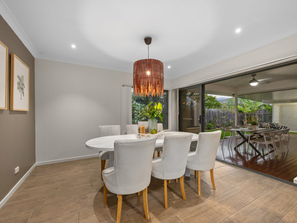 4 Highland Drive, Regents Park, QLD 4118