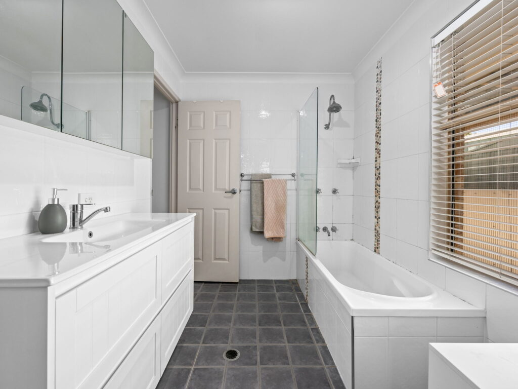 4 Pinkwood Court, Yamanto, QLD 4305