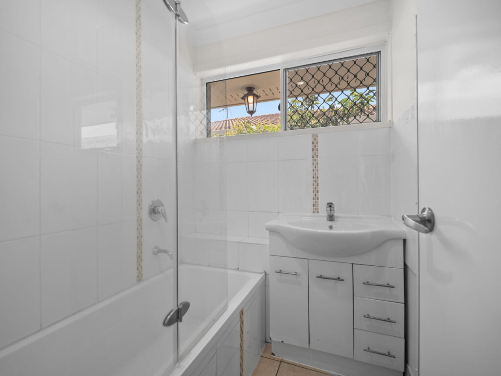 3 Hillier Court, Flinders View, QLD 4305