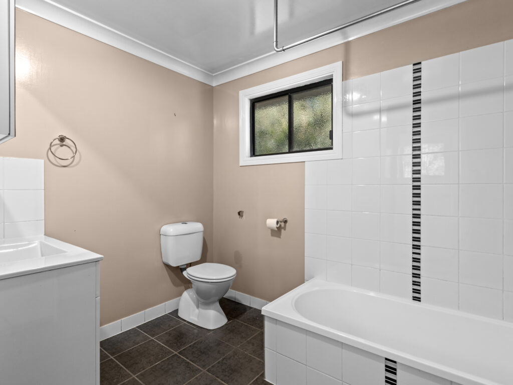 18 Challenge Avenue, Kensington Grove, QLD 4341