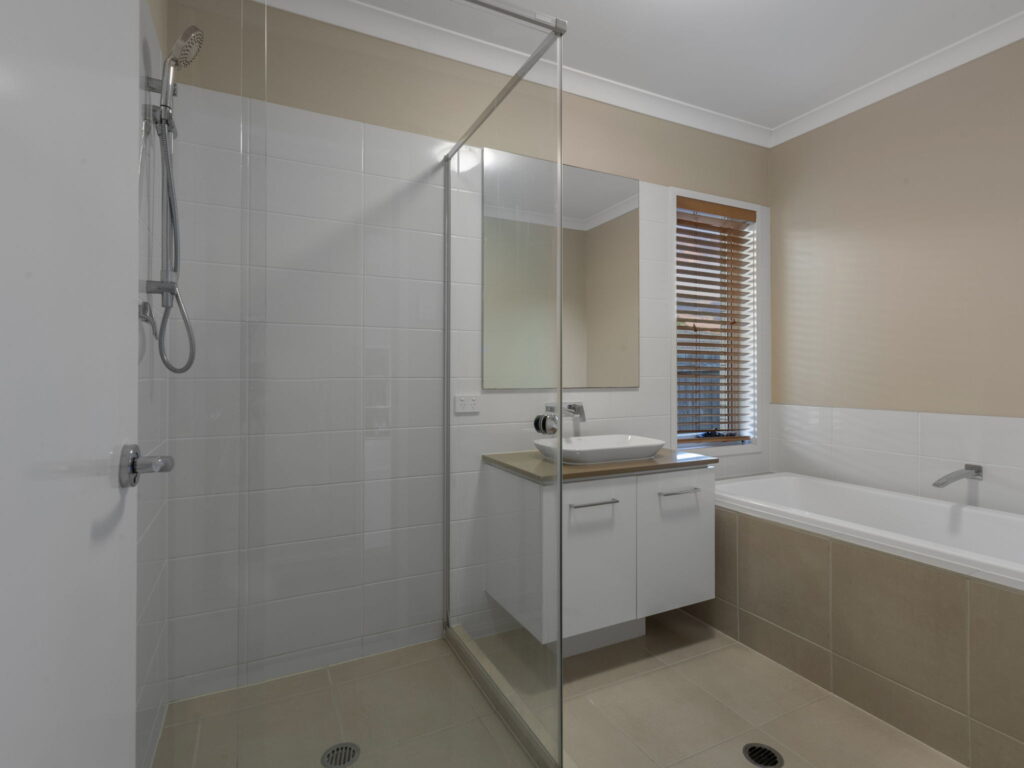 27 Outlook Crescent, Flagstone, QLD 4280