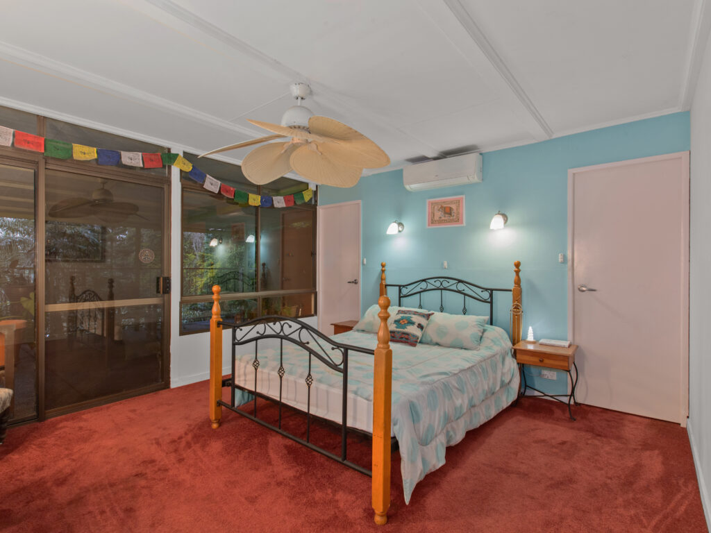 102-104 Dampier Street, Barellan Point QLD 4306