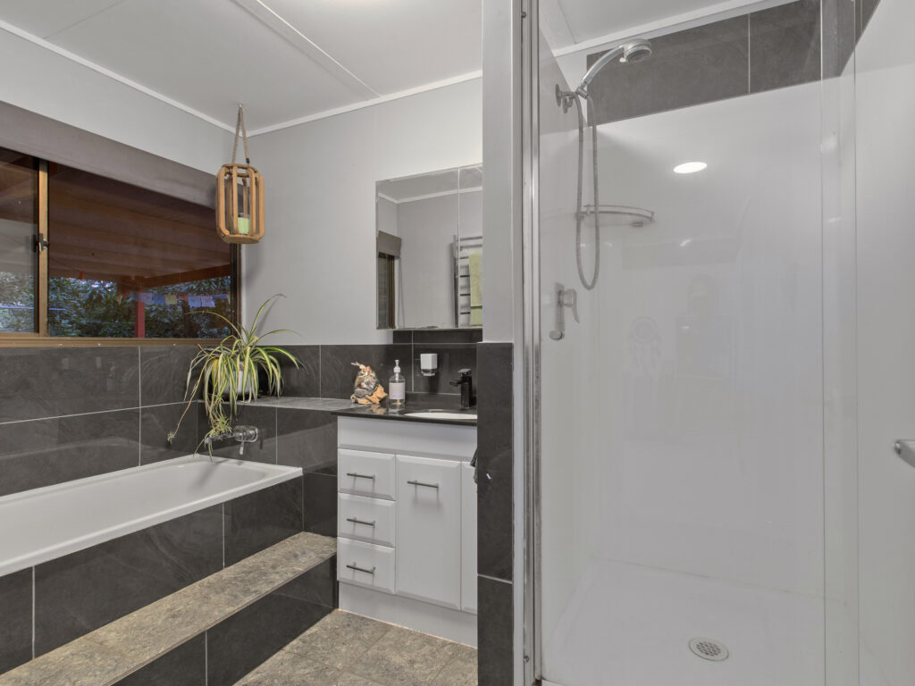 102-104 Dampier Street, Barellan Point QLD 4306