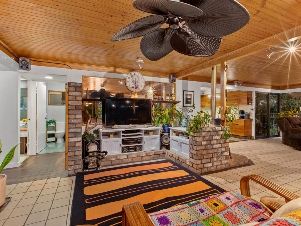 102-104 Dampier Street, Barellan Point QLD 4306