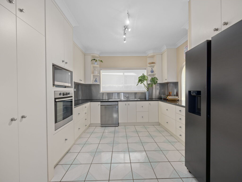 4 Kirkston Place, Pine Mountain QLD 4306