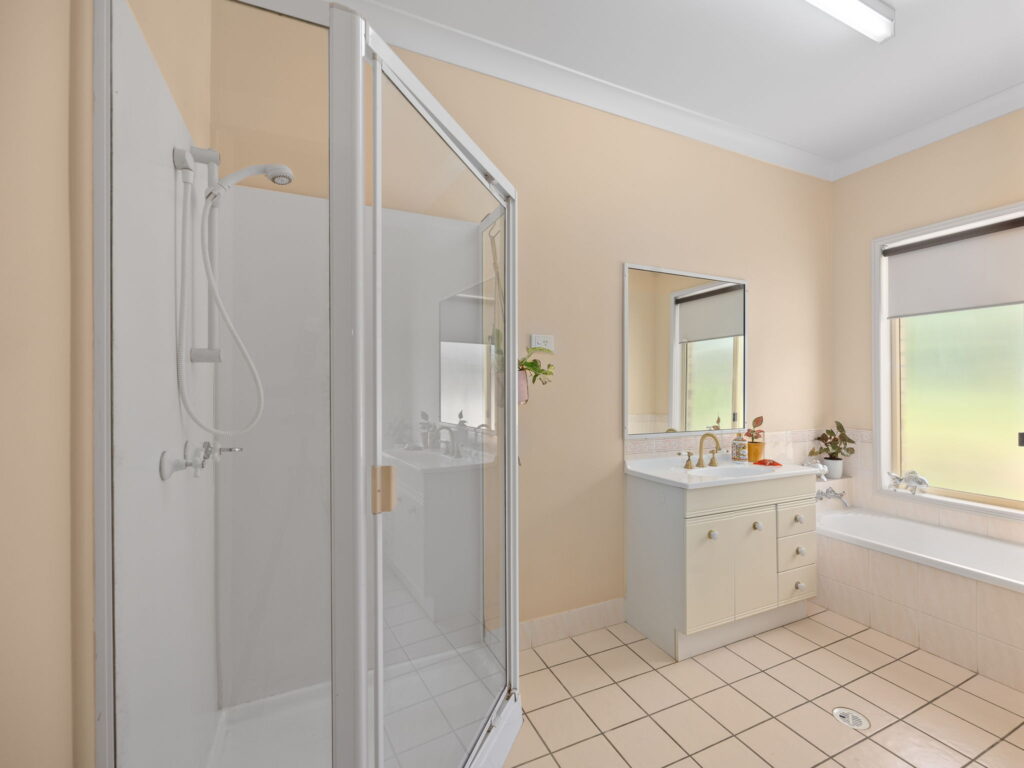 4 Kirkston Place, Pine Mountain QLD 4306