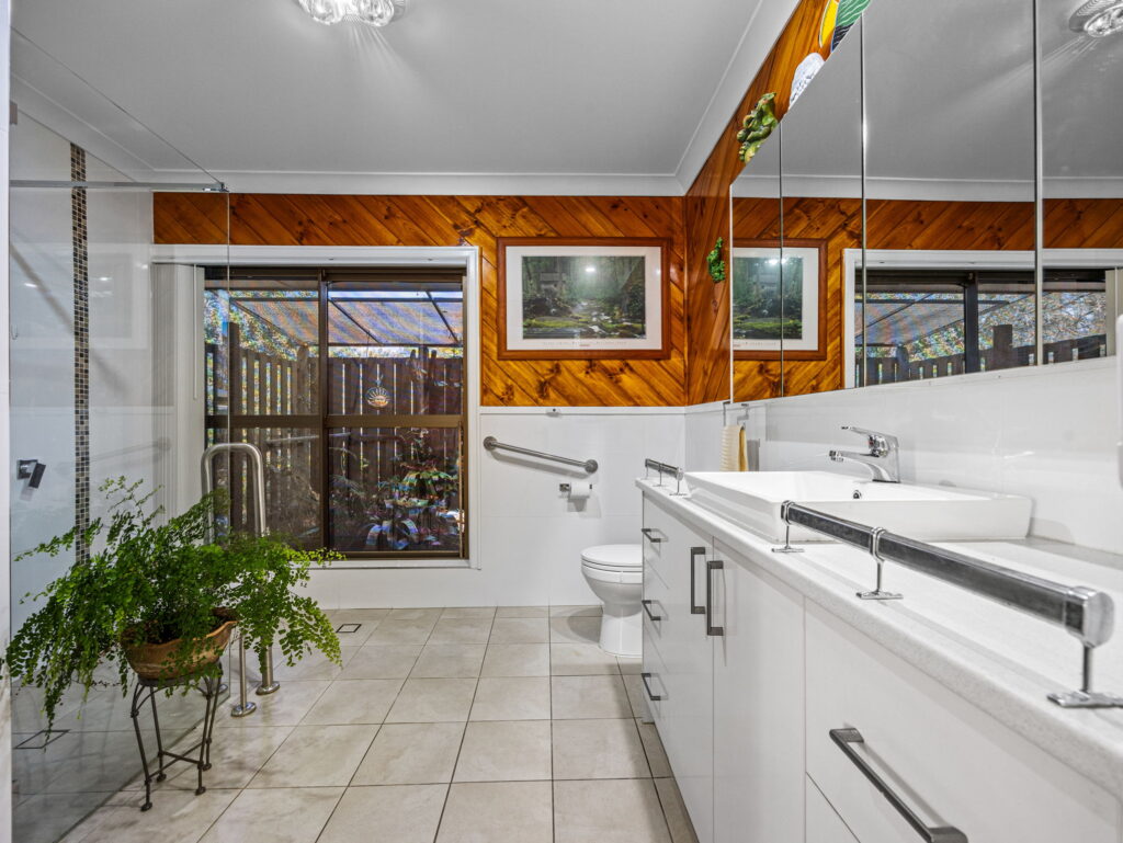 6 Caledonian Road, Thagoona, QLD 4306