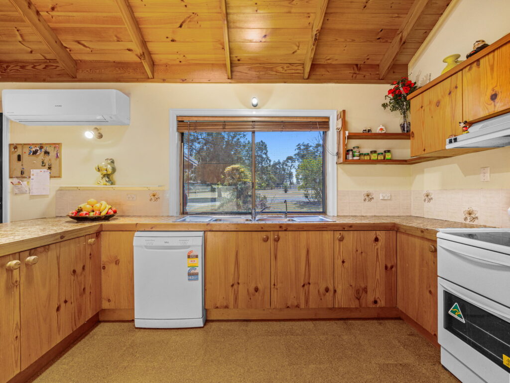 6 Caledonian Road, Thagoona, QLD 4306