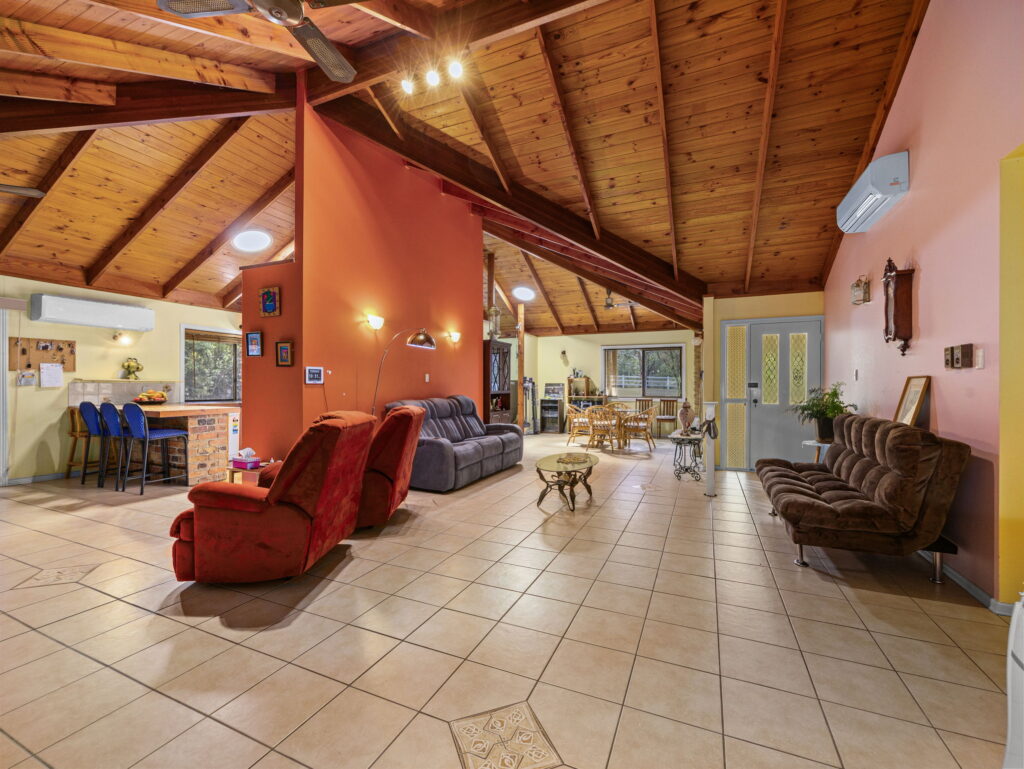 6 Caledonian Road, Thagoona, QLD 4306