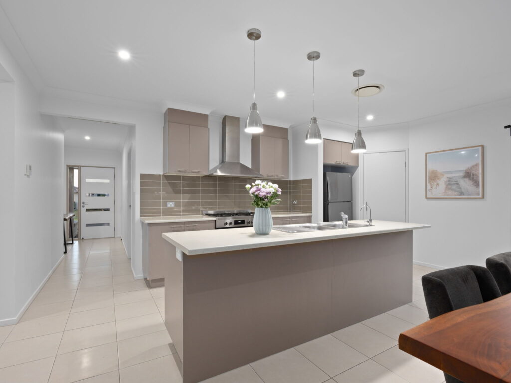 8 Earlwood Court, Raceview, QLD 4305
