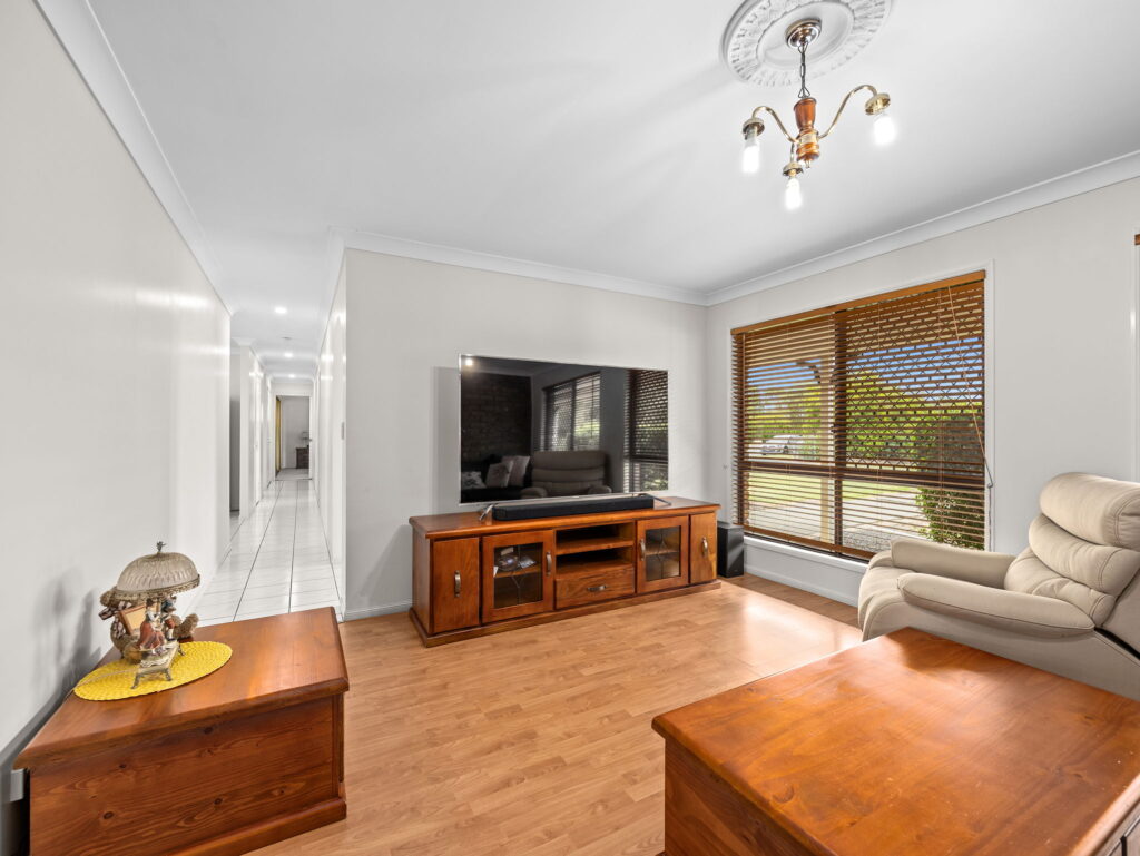 52 Roland Court, Peak Crossing QLD 4306