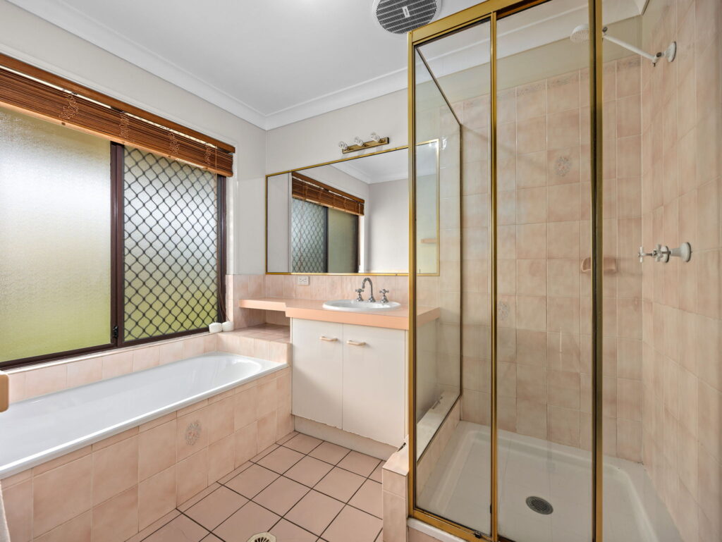 52 Roland Court, Peak Crossing QLD 4306