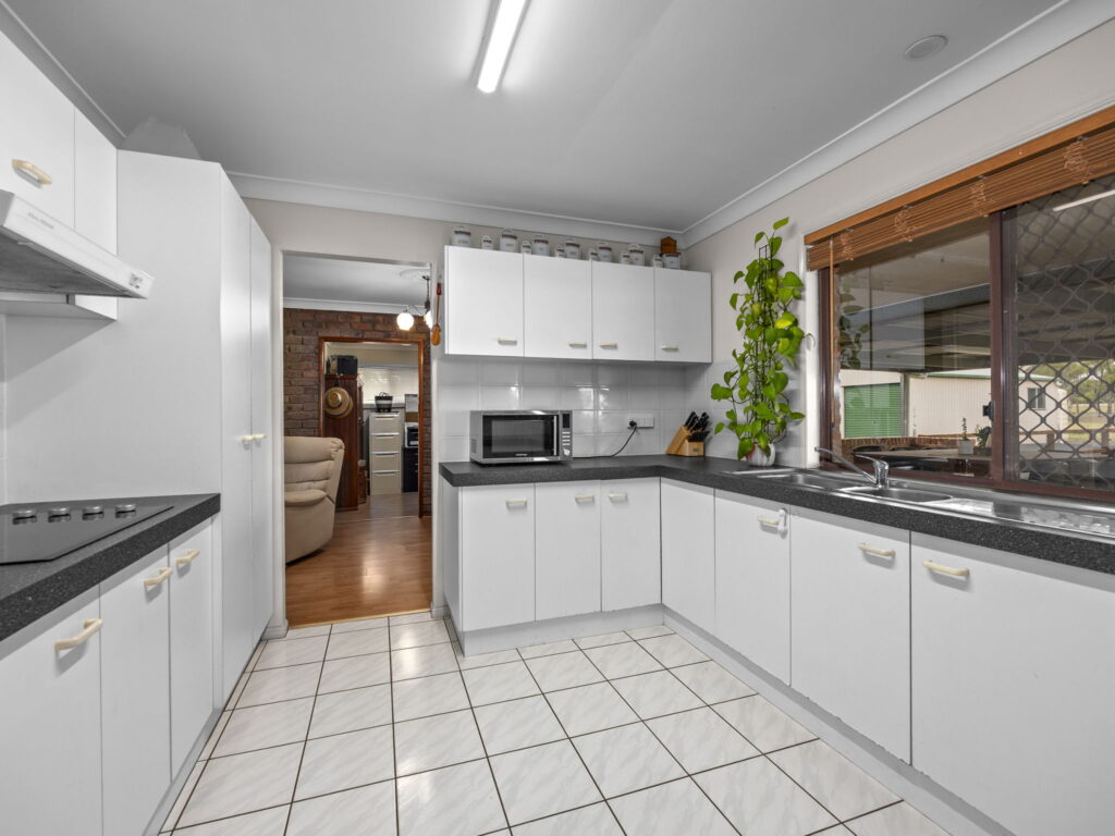 52 Roland Court, Peak Crossing QLD 4306