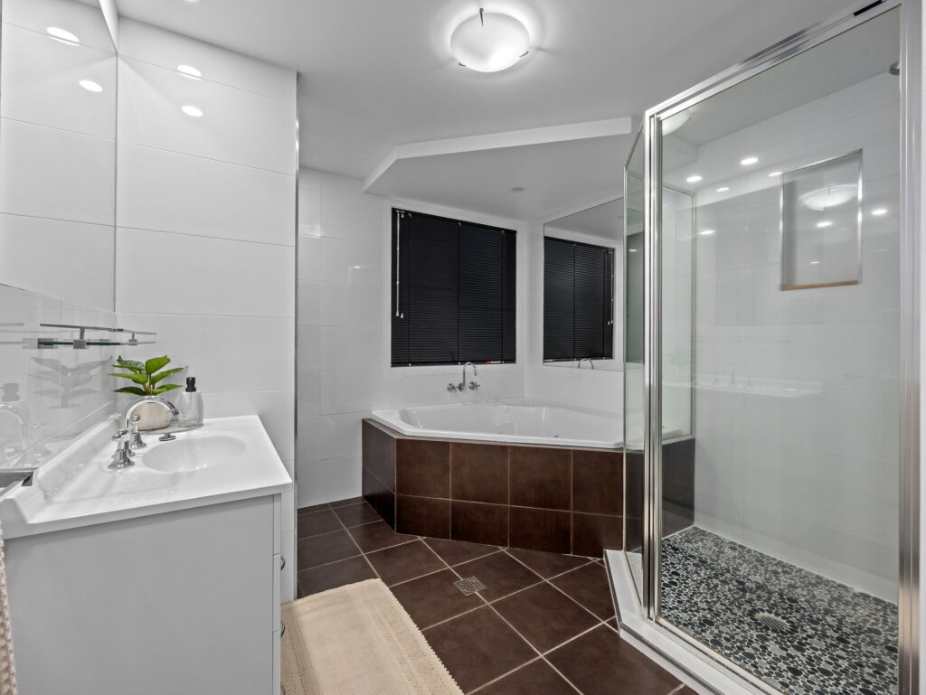 17 Mainsail Street, Currumbin Waters, QLD 4223