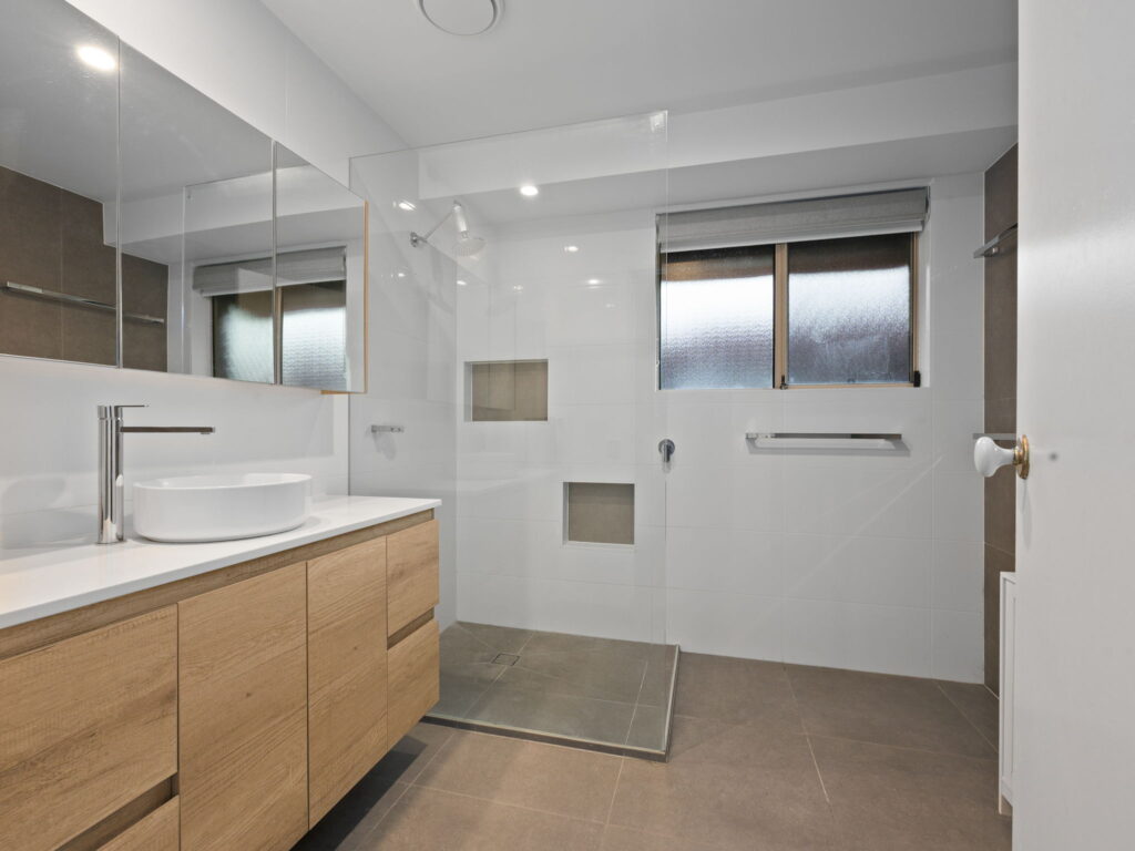 House-Elanora-QLD-R2-4986233