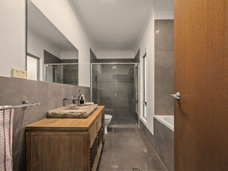 2 Sirmione Court, Raceview, QLD 4305