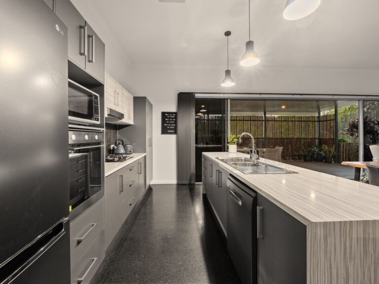2 Sirmione Court, Raceview, QLD 4305