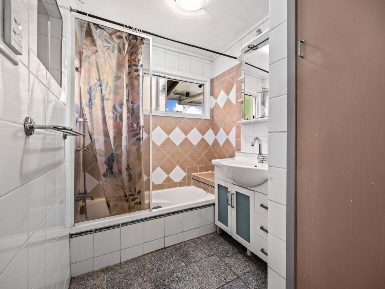 31 Chalk Street, Leichhardt, QLD 4305