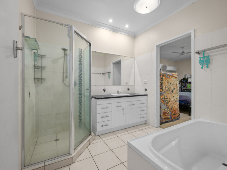 5 Menzies Lane, Eastern Heights QLD 4305