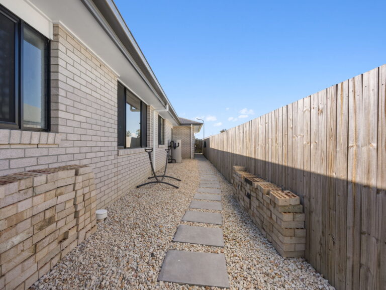 27 Reaside Road, Walloon, QLD 4306