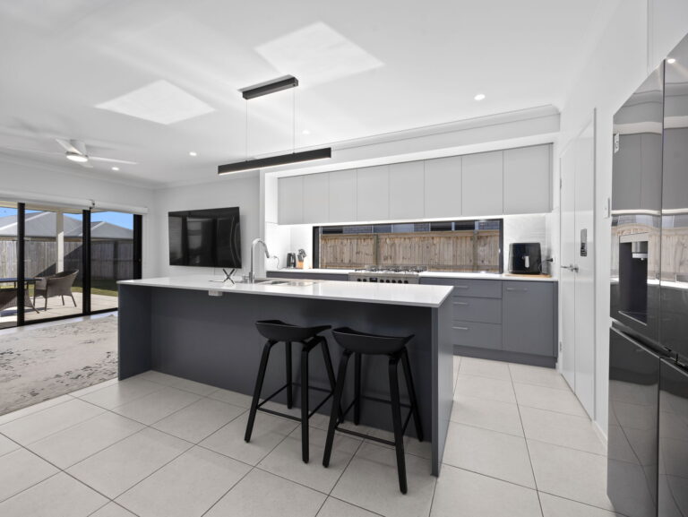 27 Reaside Road, Walloon, QLD 4306
