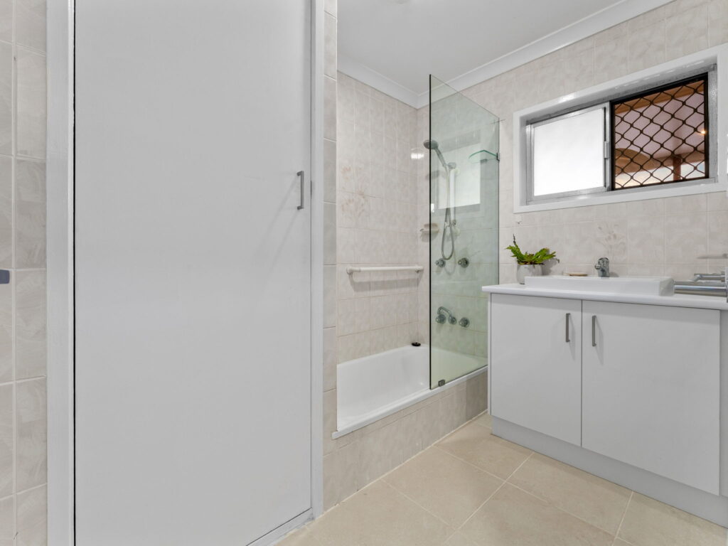 27 Burgess Street, Raceview, QLD 4305