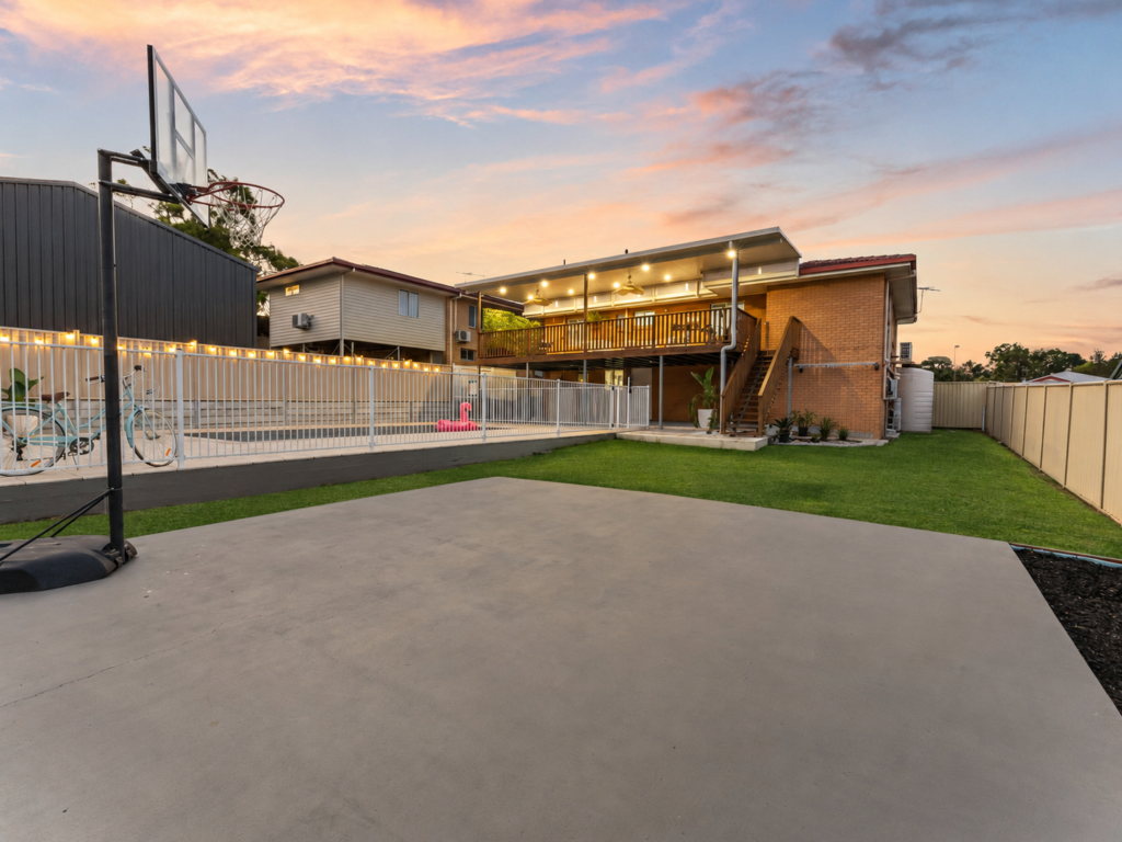 27 Burgess Street, Raceview, QLD 4305