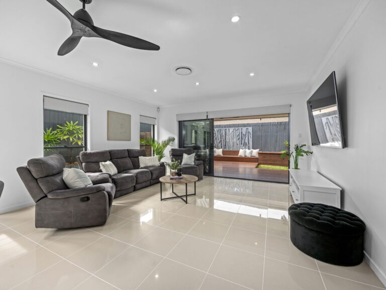 4 Dandenong Avenue, Redbank Plains, QLD 4301