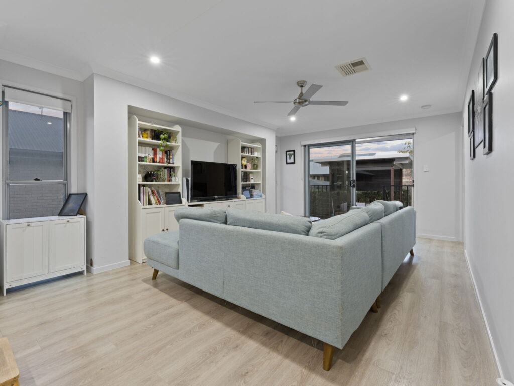 6 Logging Crescent, Spring Mountain, QLD 4300
