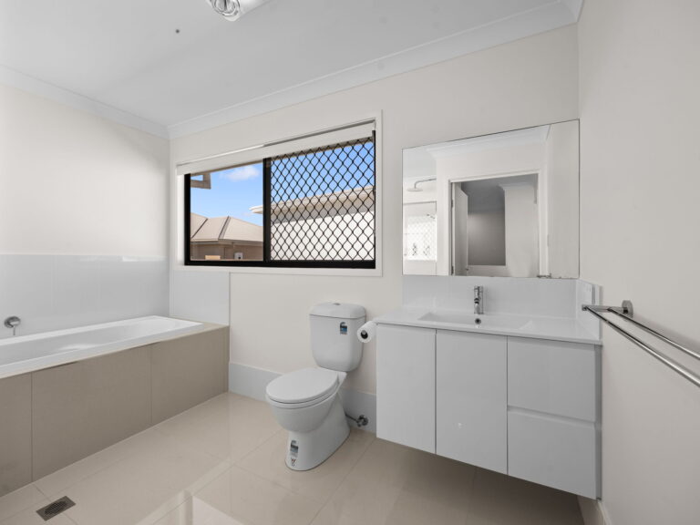 15 Wilsons Peak Way, White Rock, QLD 4306